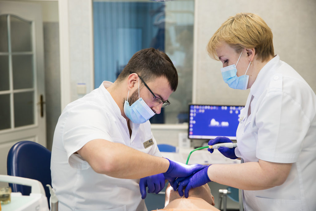 Имплантация зубов в медицинском центре Призма на Подоле.